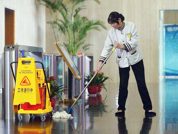為什么現(xiàn)在很多企業(yè)保潔選擇托管，而不是自招呢？